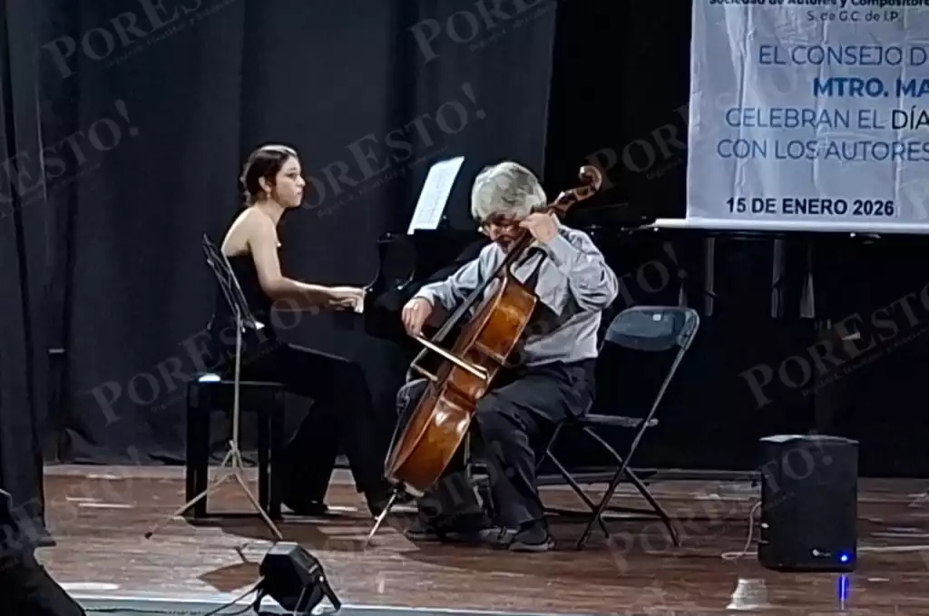 Mónica Ramírez playing piano alongside Leandro Espinosa on cello during the National Composer Day event in Cancún