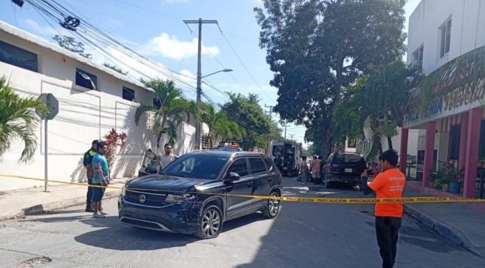 Scene of a motorcycle accident in Tulum where a woman was thrown from the vehicle