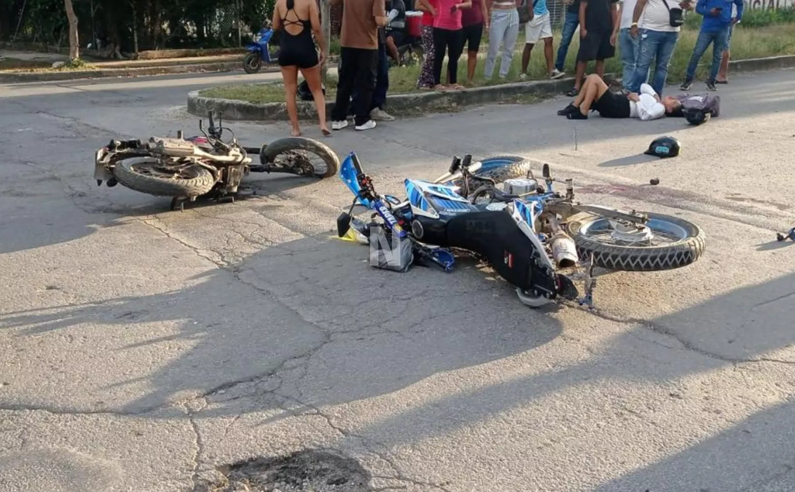 Scene of motorcycle collision in Cancún's Los Héroes neighborhood showing emergency response