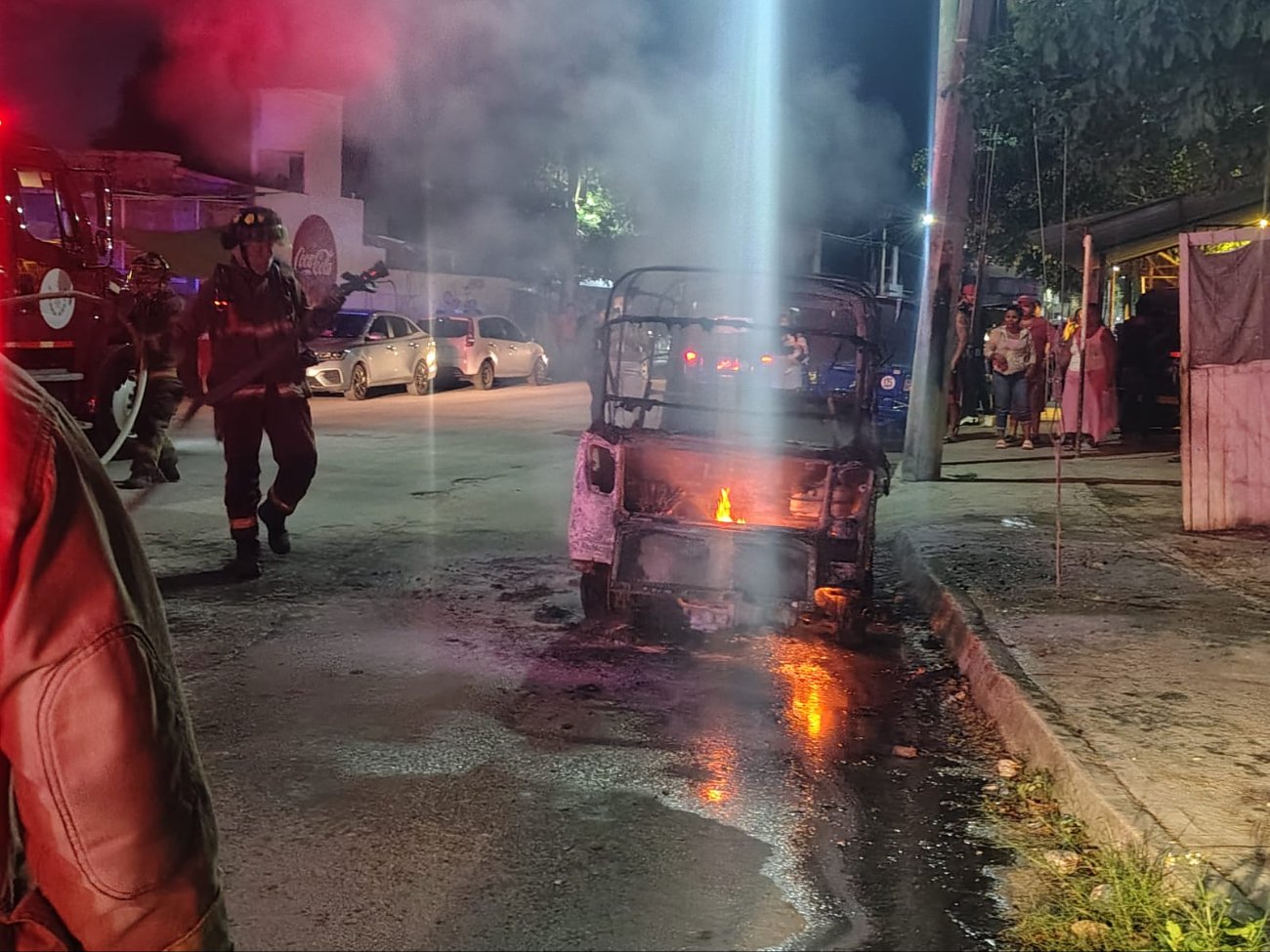 A mototaxi intentionally set on fire in Villas Otoch, Cancún