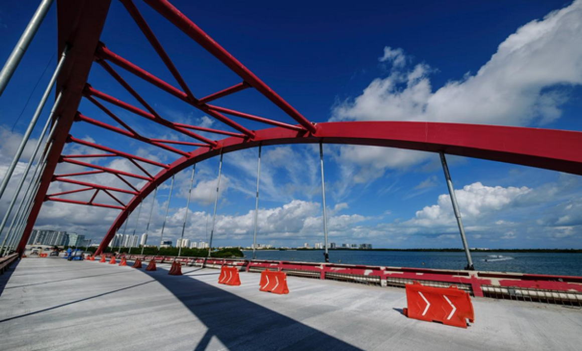 Construction progress of the Nichupté Bridge in Cancún showing structural work