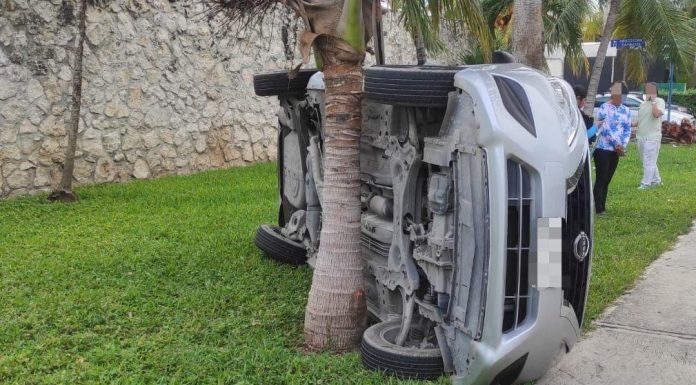 Photograph of an overturned vehicle following a collision in Cancún's Hotel Zone