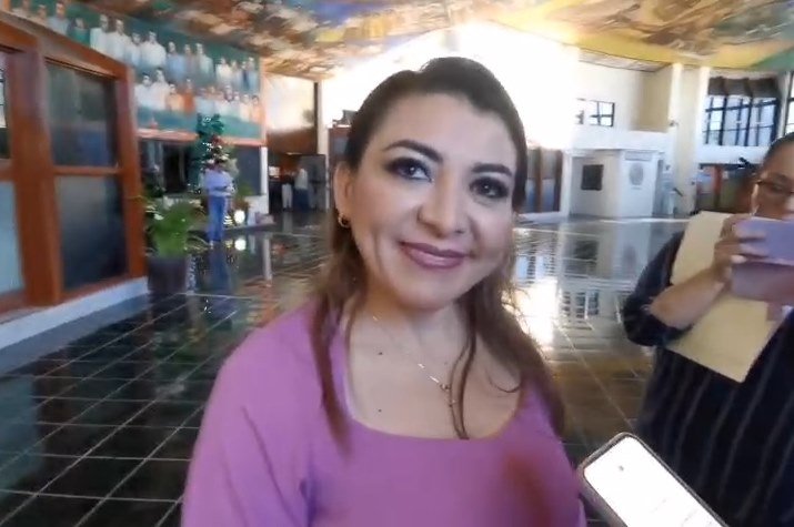 PAN state leader Reyna Tamayo speaking at a press conference in Chetumal