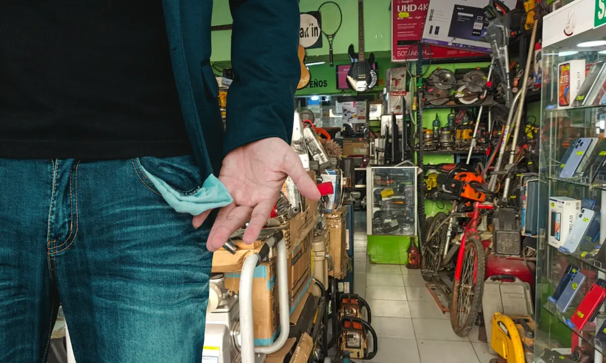 A street in Mérida, Yucatán, where many pawn shops are located, during the January financial period.