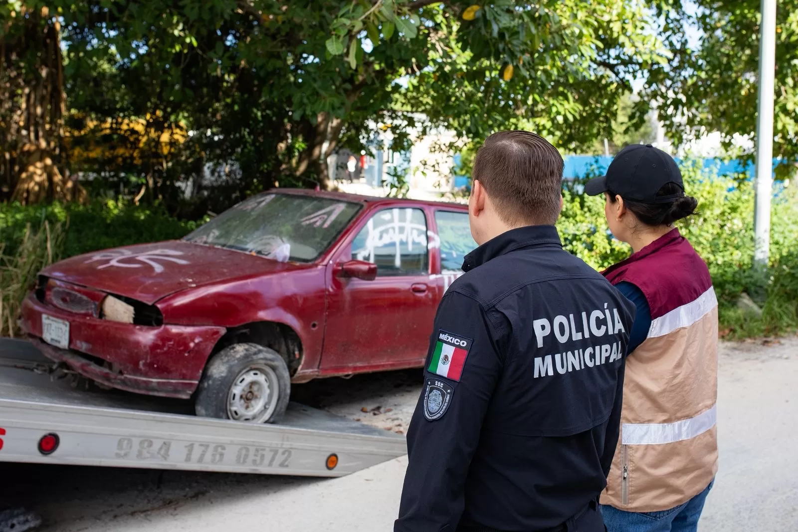 Municipal workers removing abandoned vehicles in Playa del Carmen's Nicte Há neighborhood