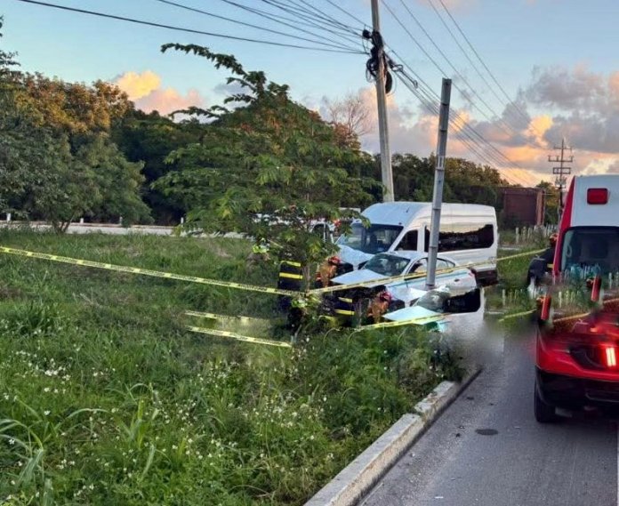 Emergency response at the scene of a vehicle accident on Federal Highway 307 between Playa del Carmen and Cancún