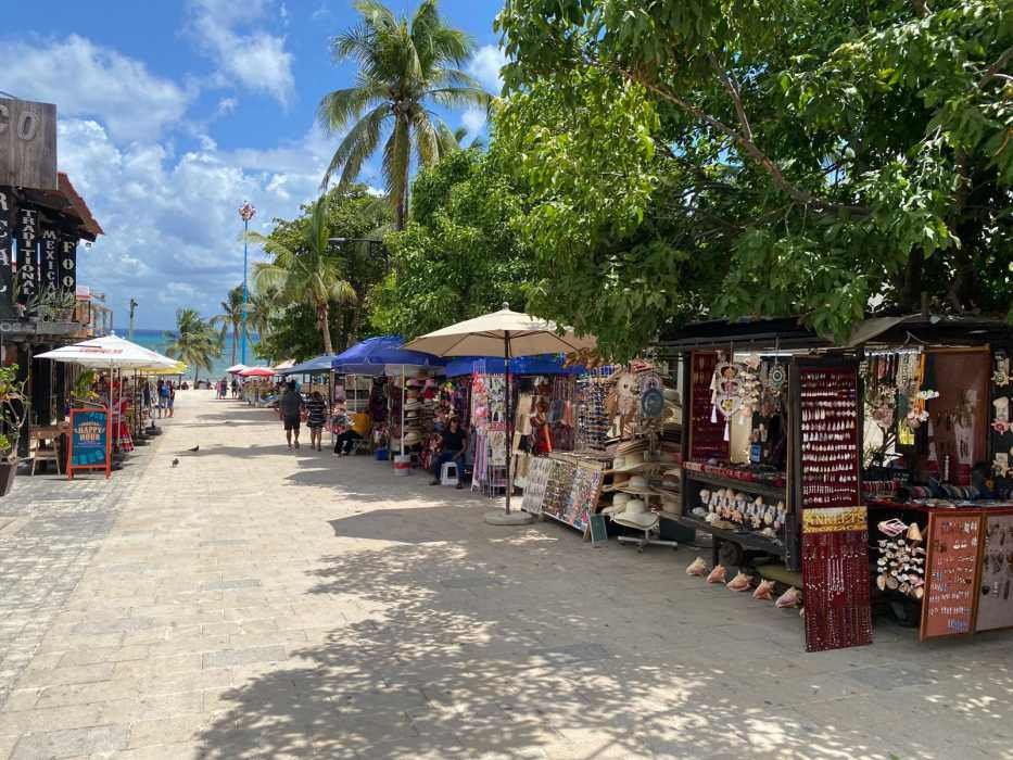 Playa del Carmen fiscalization officials conducting operations in the tourist zone