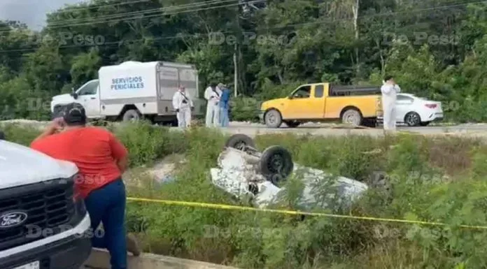 Emergency response at the scene of a rollover accident on the Playa del Carmen-Cancún highway