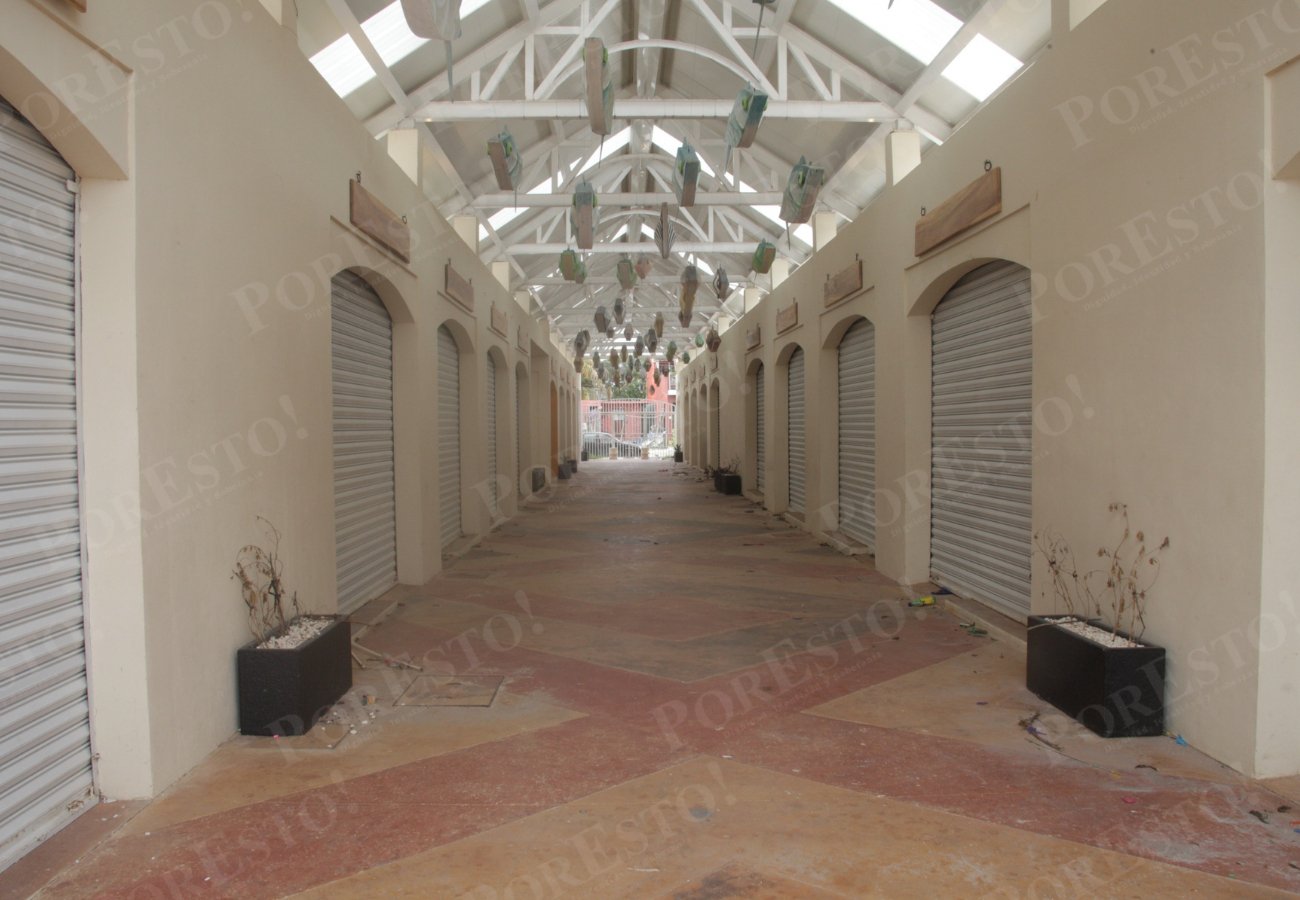Merchants at Puerto Juárez market in Cancún showing promises of shop and restaurant openings that have not materialized