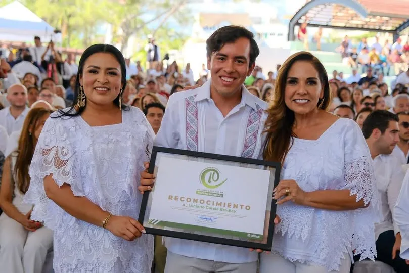 Officials and citizens gather for Puerto Morelos's 10th anniversary ceremony