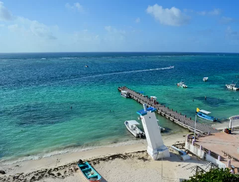 Members of the Puerto Morelos nautical and fishing community gather to discuss their complaint