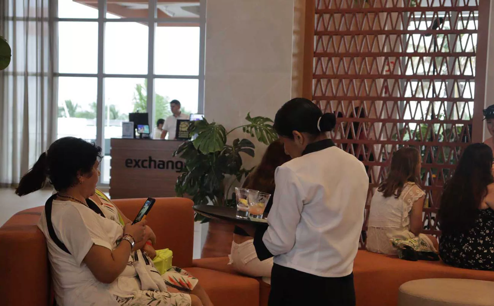 Hotel workers in Quintana Roo discussing the implementation of the 40-hour work week