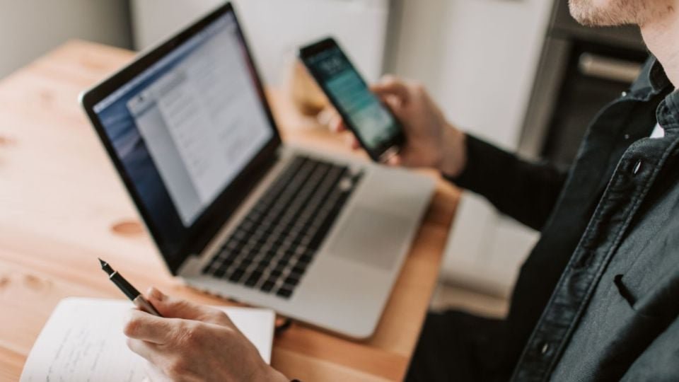 Illustration showing cell phone registration process in Quintana Roo