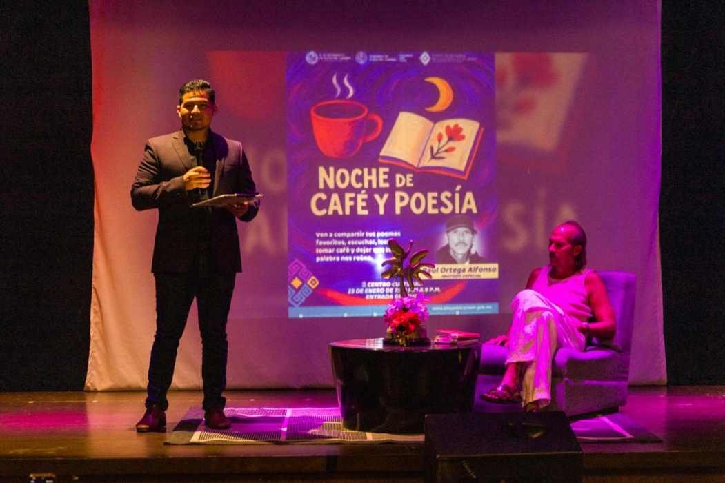 Cuban-Mexican poet Raúl Ortega Alfonso at the Noche de Café y Poesía event in Playa del Carmen