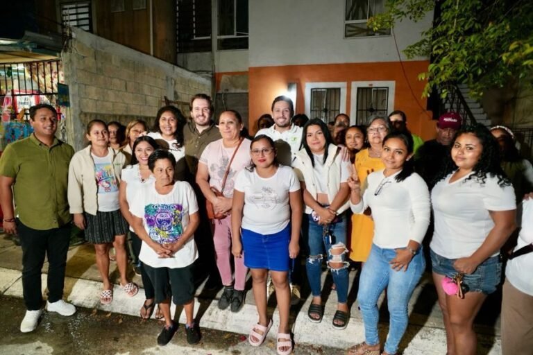 Renán Sánchez Tajonar, state leader of the PVEM in Quintana Roo, meeting with supporters in Playa del Carmen
