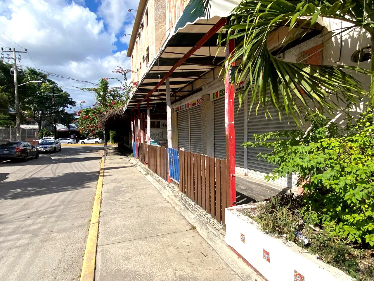 Photograph showing closed restaurants in Quintana Roo