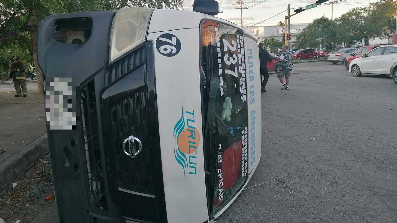 A vehicle overturned on its side following a traffic accident in Cancún