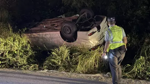 A taxi overturned after falling from the Puerto Aventuras bridge on Federal Highway 307.