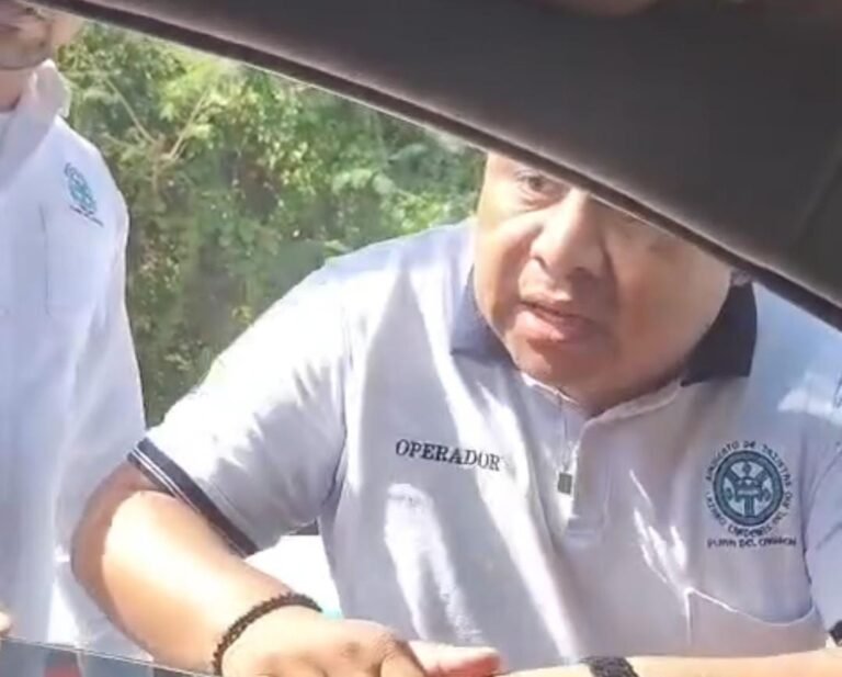 Video still showing a confrontation between taxi drivers and an Uber driver in Playa del Carmen
