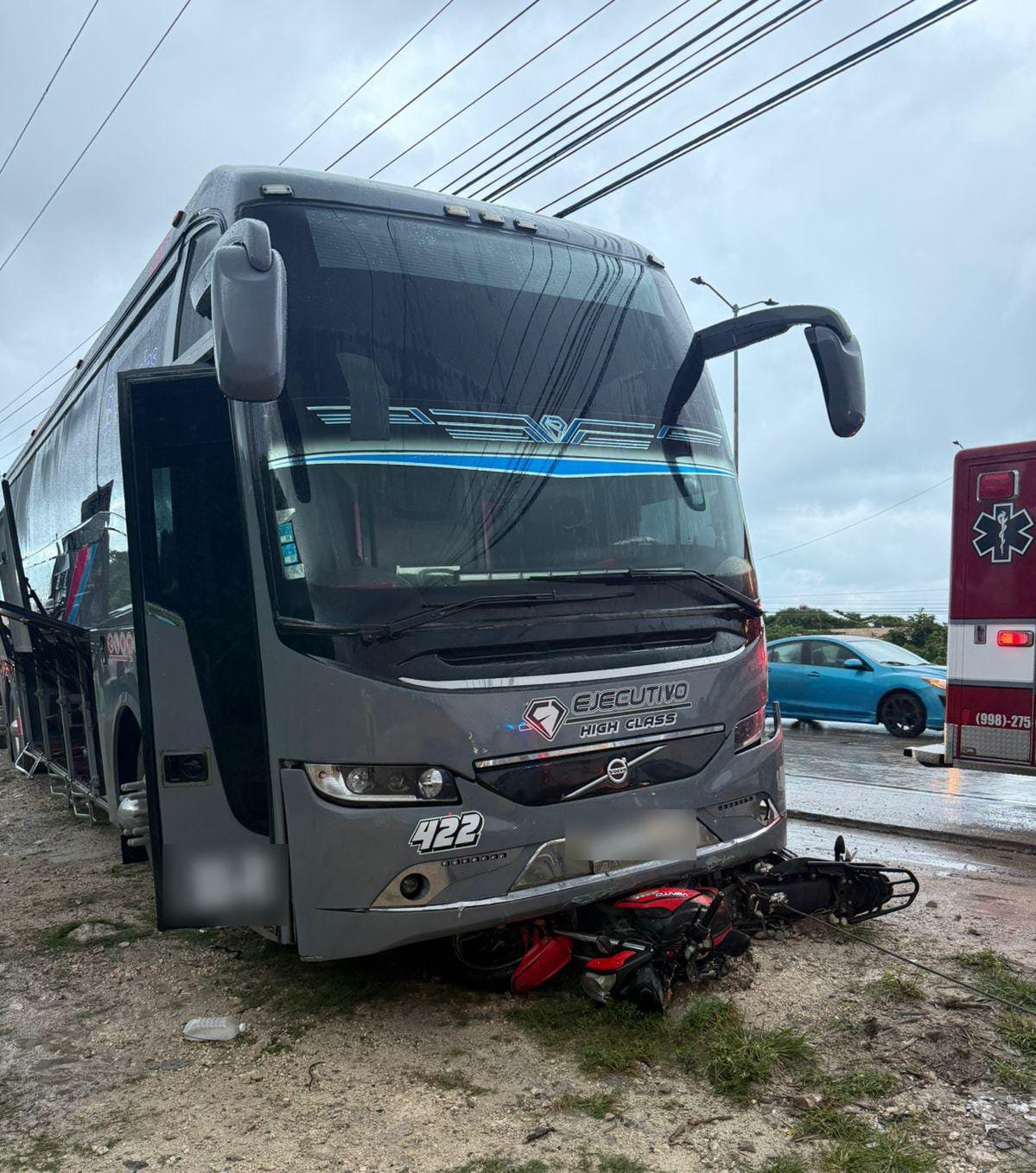 A tourist bus involved in an accident with a motorcycle on Luis Donaldo Colosio Boulevard in Cancún