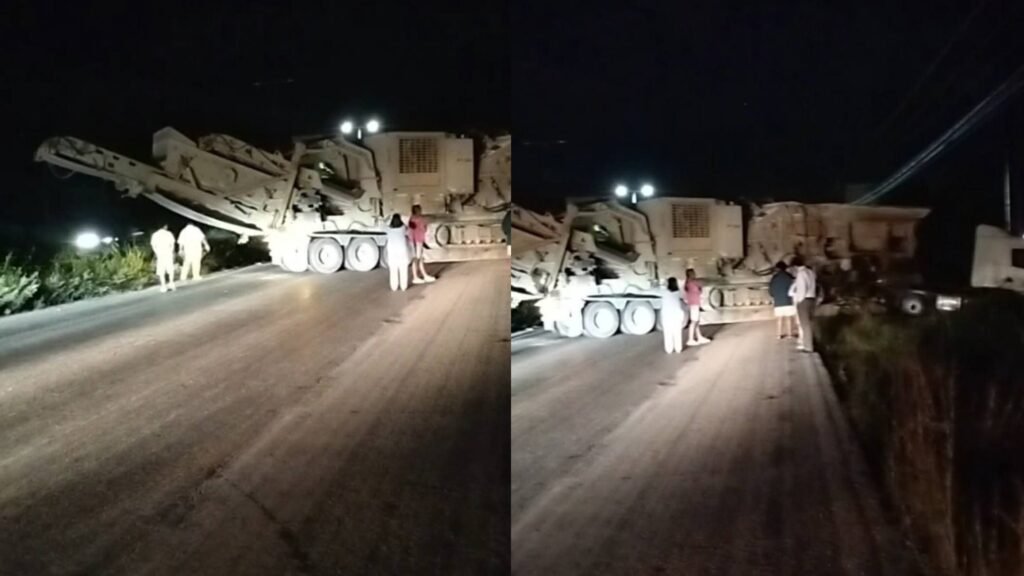 An overturned trailer blocking the Cancún-Puerto Morelos highway in Quintana Roo