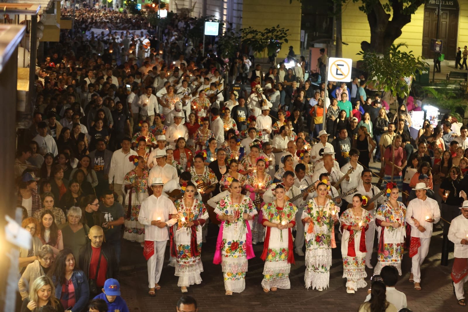 Over 200 troubadours performing 'Las Mañanitas' for Mérida's 484th anniversary at the Palacio Municipal.