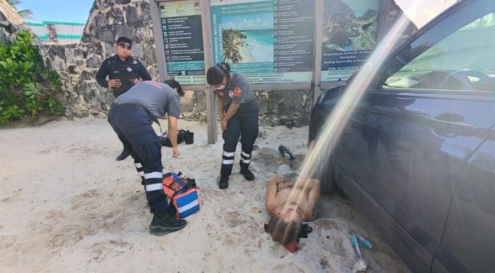 Two street vendors covered in mole sauce after a brawl at Tulum beach