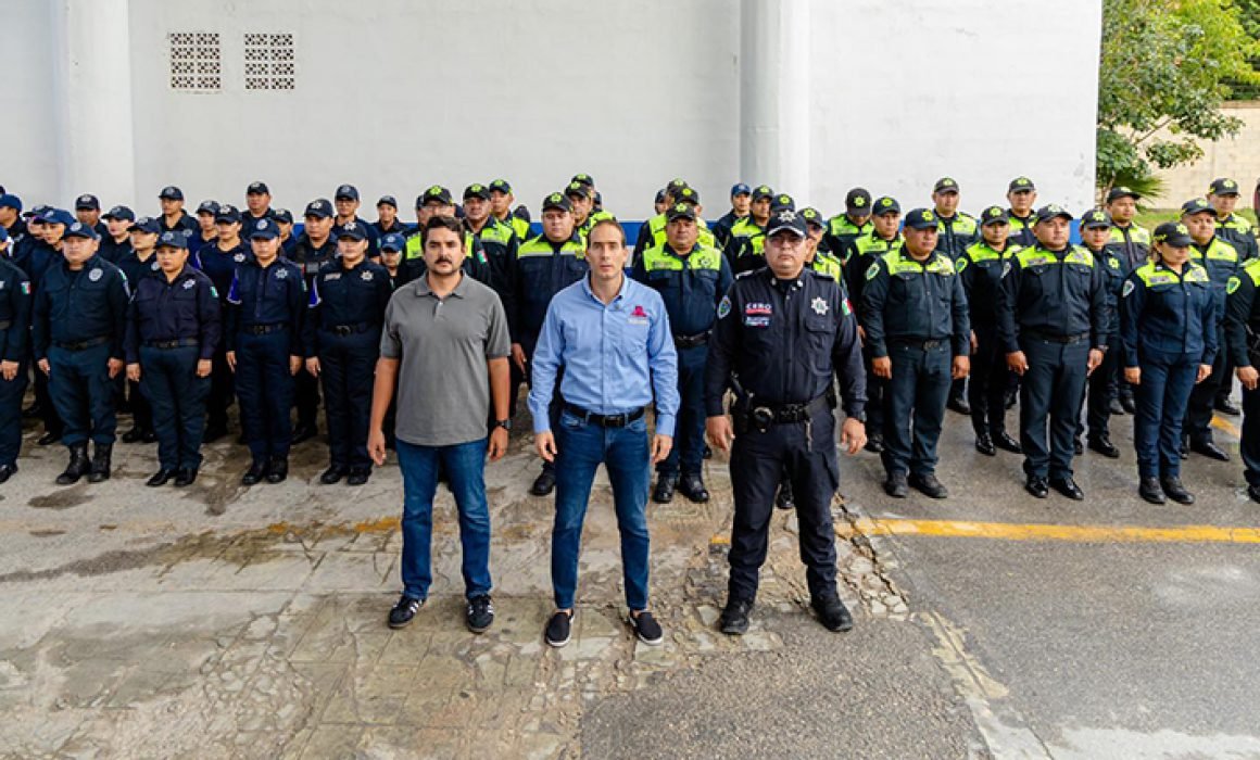 Tulum Mayor Diego Castañón addressing public safety personnel during roll call