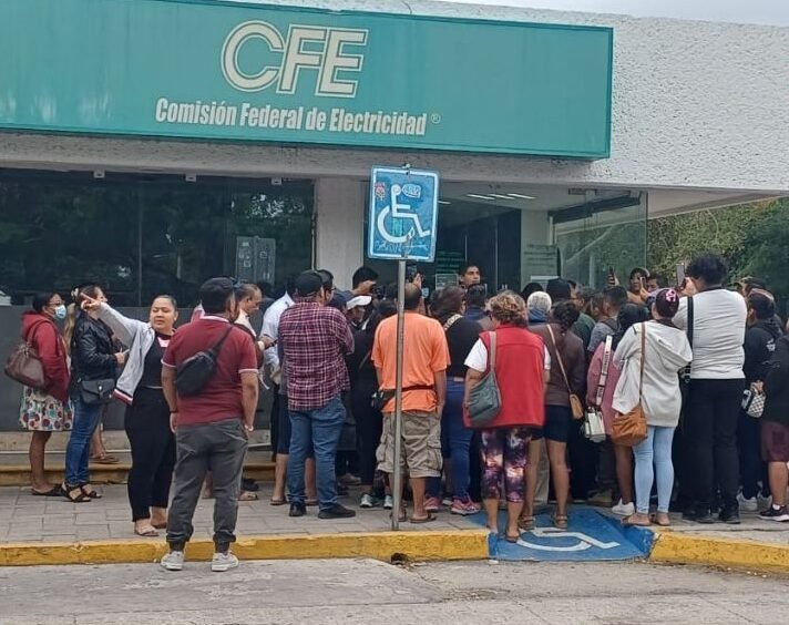 Residents of Valle Verde protesting outside CFE offices in Cancún