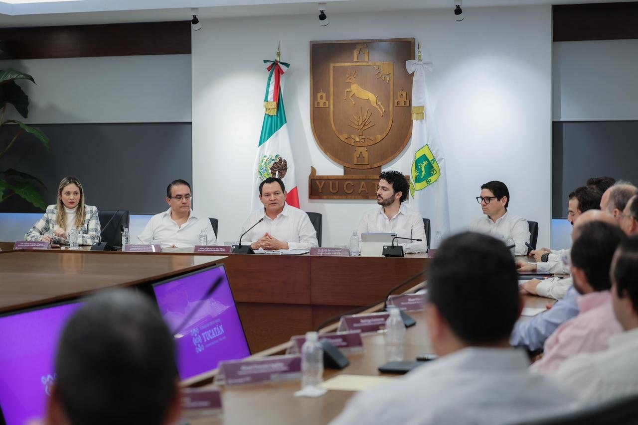 Government officials and business representatives at Yucatán investment announcement