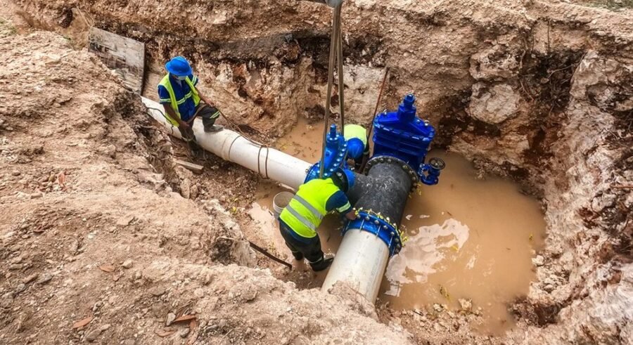 Technicians from Aguakan working to repair a water main break in Chemuyil, Quintana Roo.