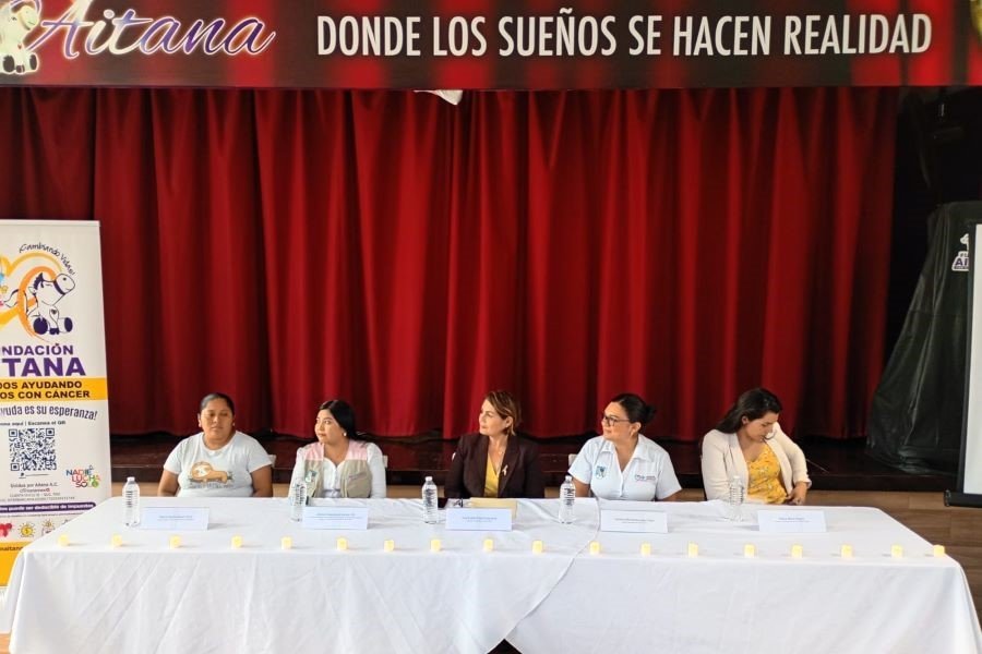 Participants at the Kilómetros de Luz charity run in Puerto Morelos, organized by the Aitana Foundation