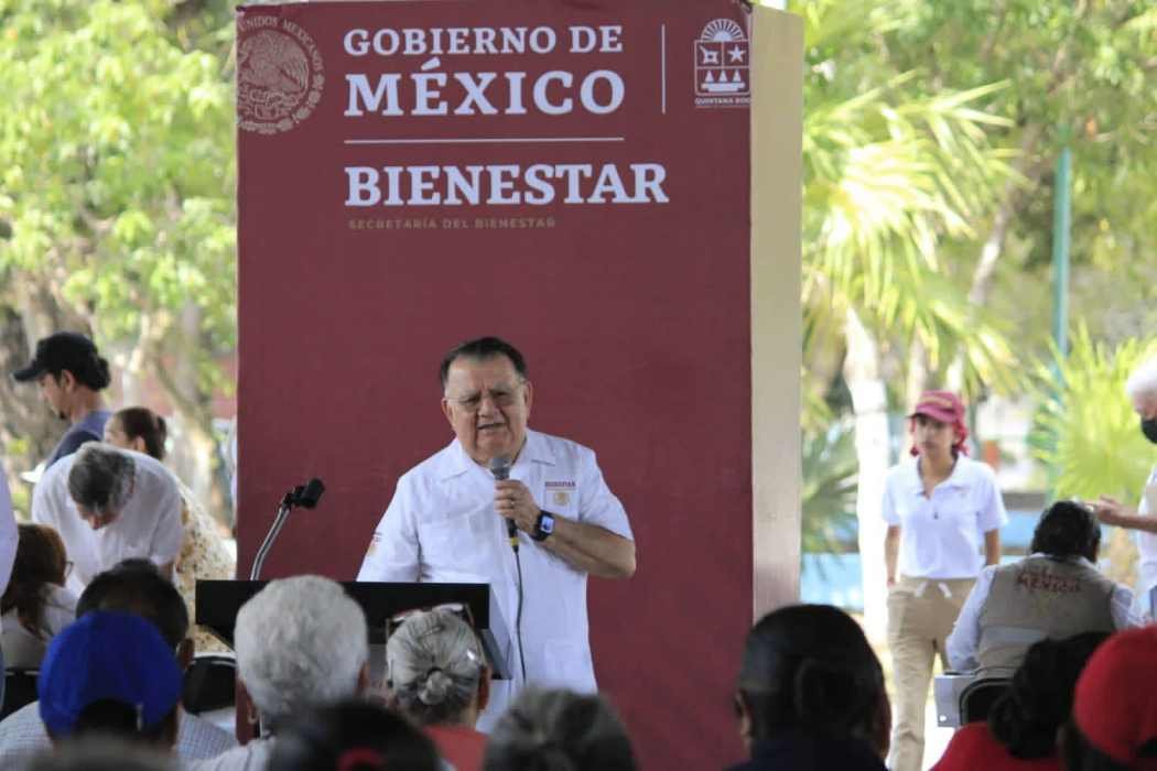 Arturo Abreu speaking at a press conference in Cancún