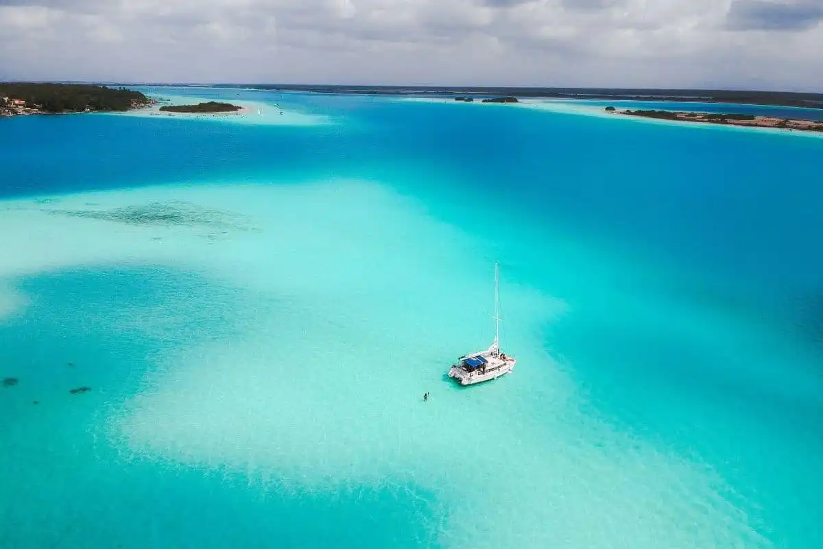 Boat operators in Bacalar, Mexico, protesting unauthorized tours on the Seven Colors Lagoon