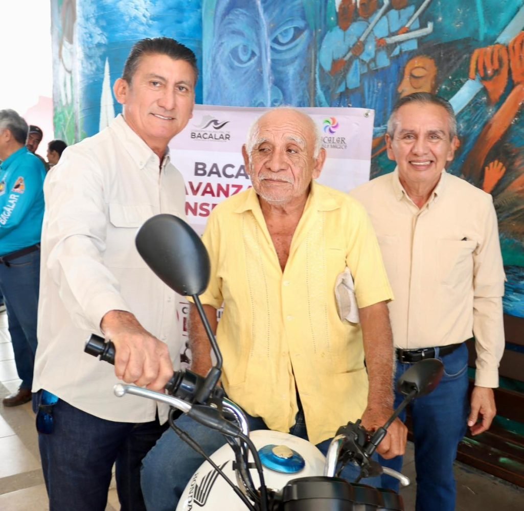 Bacalar Mayor Jose Alfredo Contreras Mendez at an event