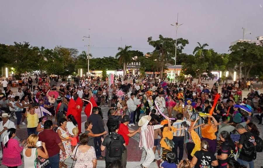 Participants in Cancún's Carnival 2026 preparing for the Burning of the Bad Mood ceremony