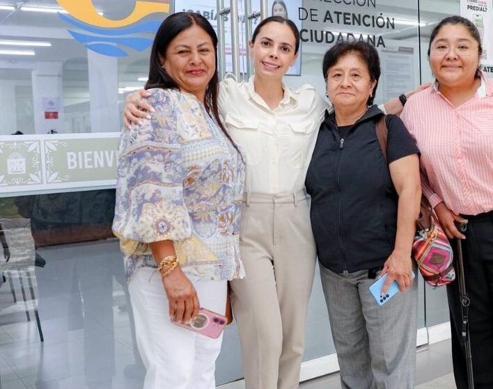 Cancún Mayor Ana Paty Peralta announces the launch of the ChatCun WhatsApp service for citizen reports.