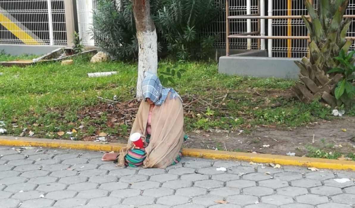 Cancún municipal workers assisting homeless individuals during cold weather