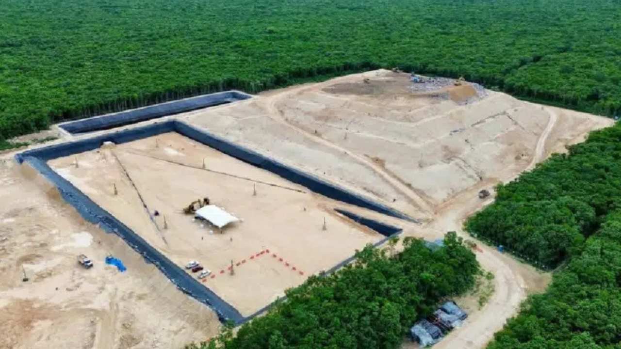 Aerial view of the designated sargazo disposal cell at parcel 175 in Cancún