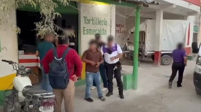 Police and officials at the scene of a rescue operation in Cancún's Tres Reyes neighborhood