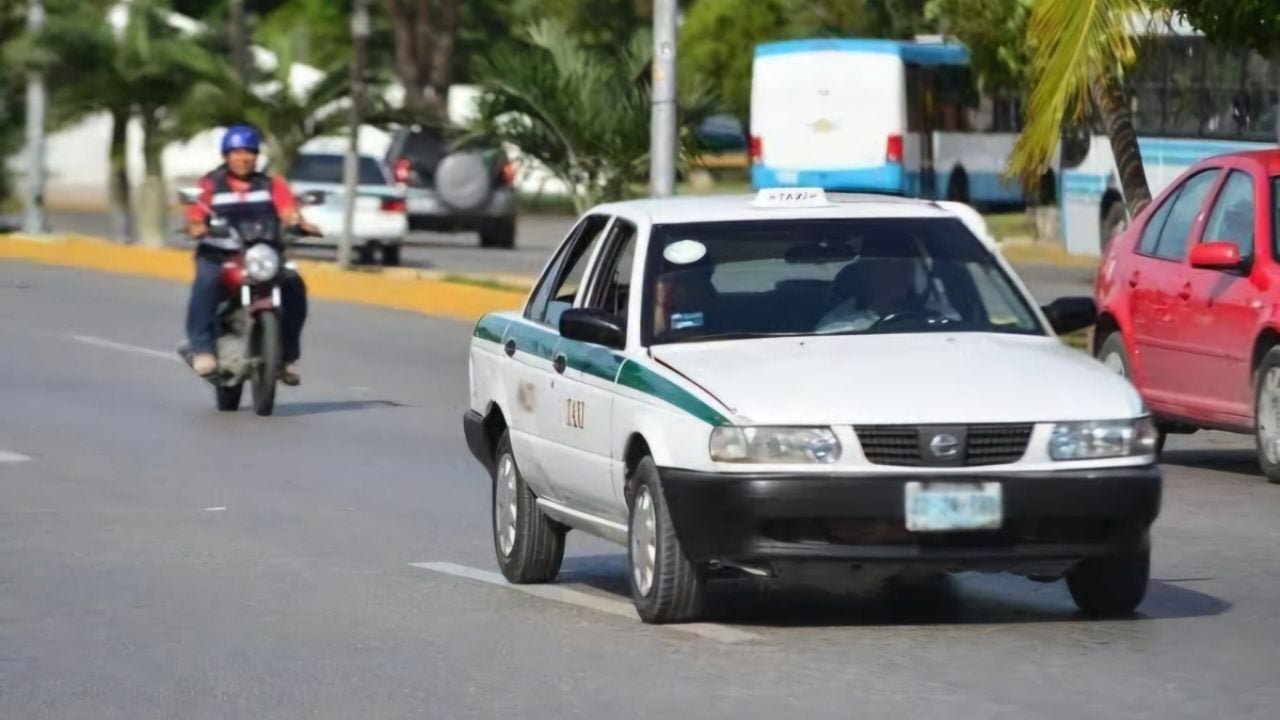 A taxi in Cancún with a digital meter visible on the dashboard