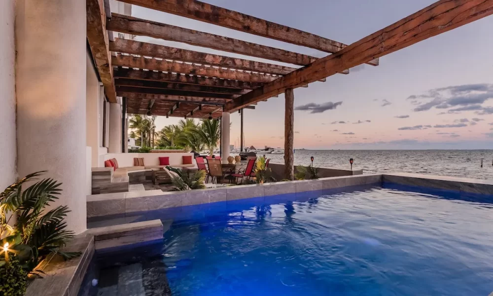 A graph or chart showing the decline in Quintana Roo's vacation rental market value from 2024 to 2025.