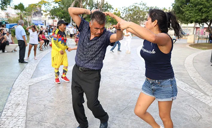 A promotional image for Cancún weekend activities showing cultural events and beach access