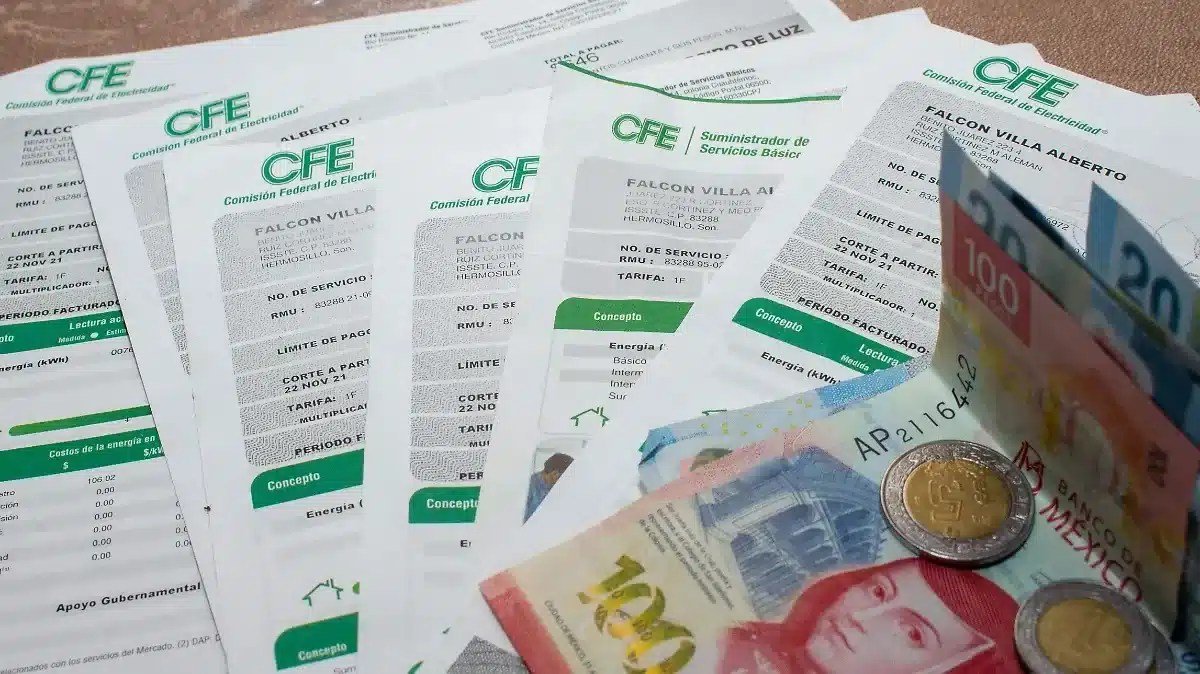 Illustration showing a CFE electricity bill with a reduced amount due to the 2026 summer subsidy