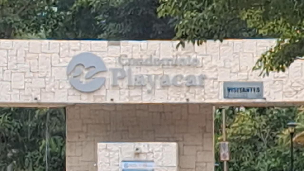 CFE workers performing maintenance on electrical infrastructure in Playacar, Playa del Carmen