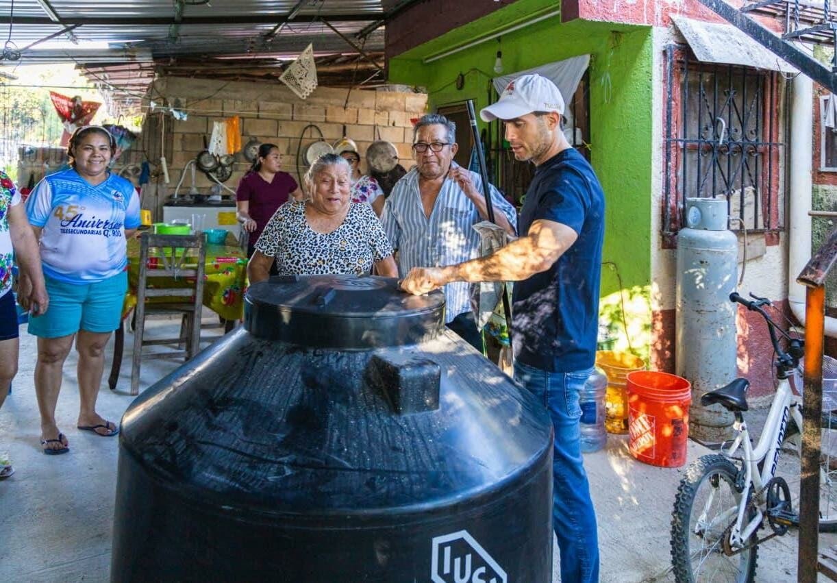 Residents of Chemuyil meeting with Tulum Mayor Diego Castañón Trejo to discuss waste management issues