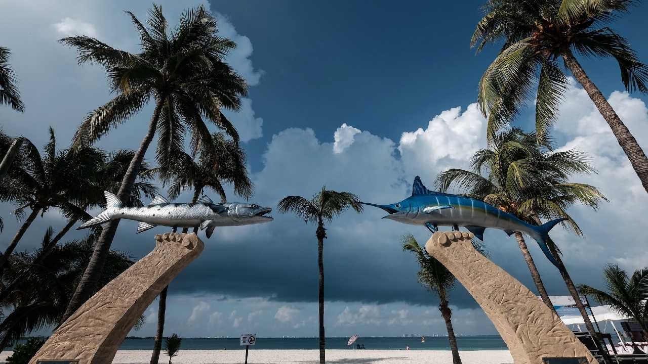 Weather map showing Cold Front 35 moving across Mexico