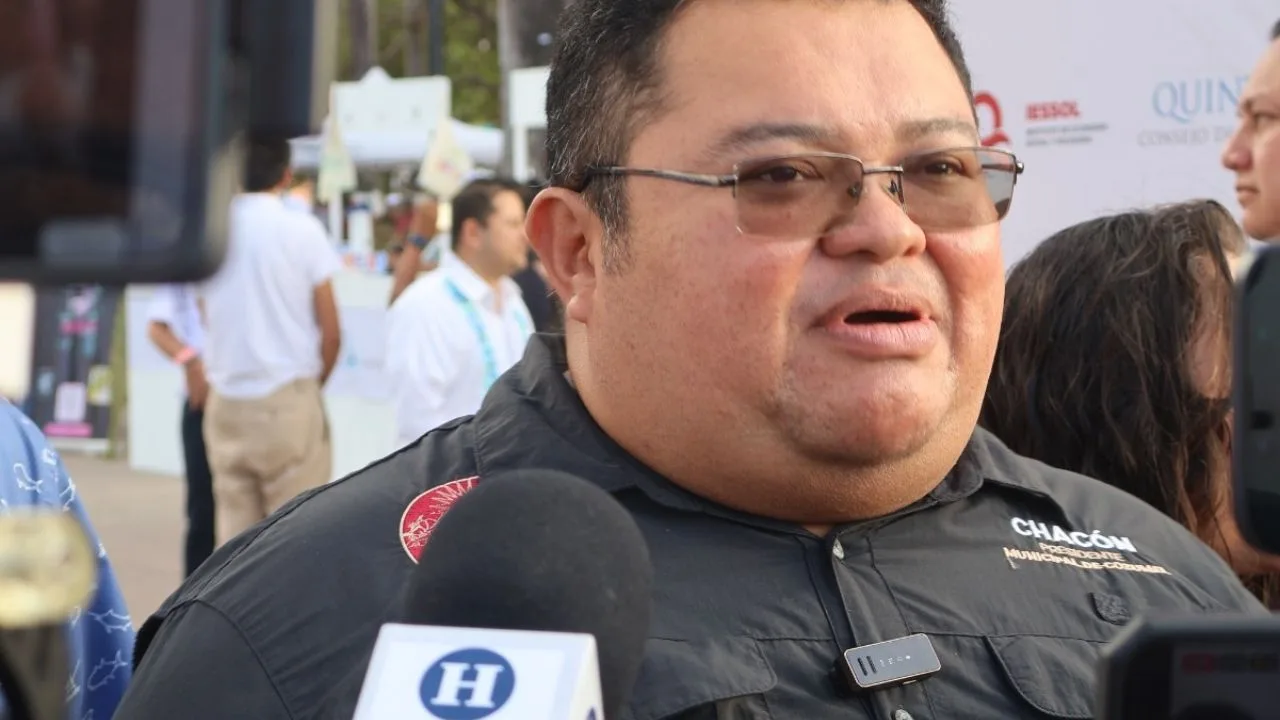 Cozumel Mayor José Luis Chacón Méndez announcing tourism partnership