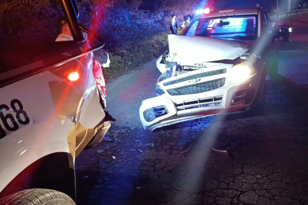 Drunk driver crashes into police car, attacks officers in Cancún