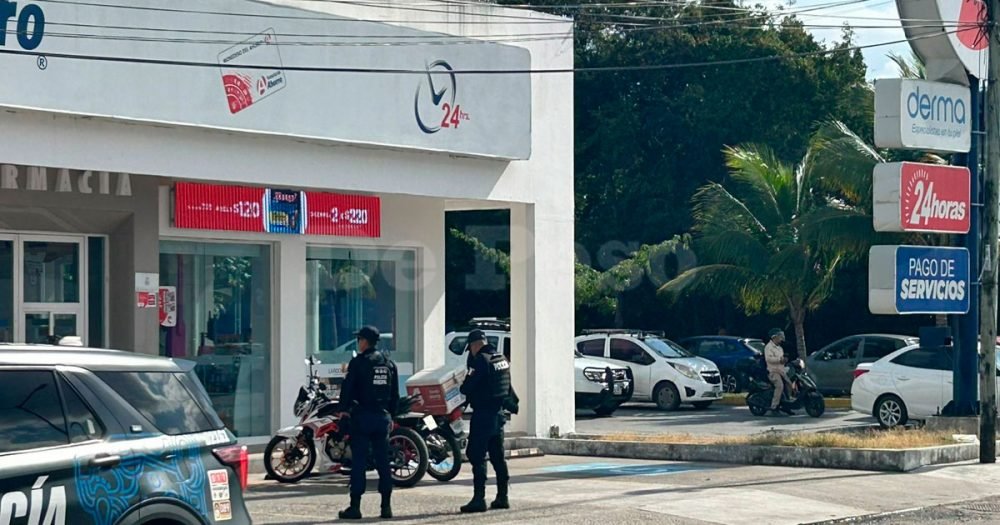 Exterior of a Del Ahorro pharmacy in Playa del Carmen, Mexico